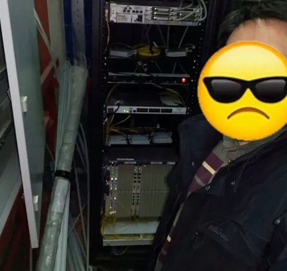 Behind this, there are countless communication devices and a group of hardworking communication maintenance engineers... Behind this, there are countless communication devices and a group of hardworking communication maintenance engineers...